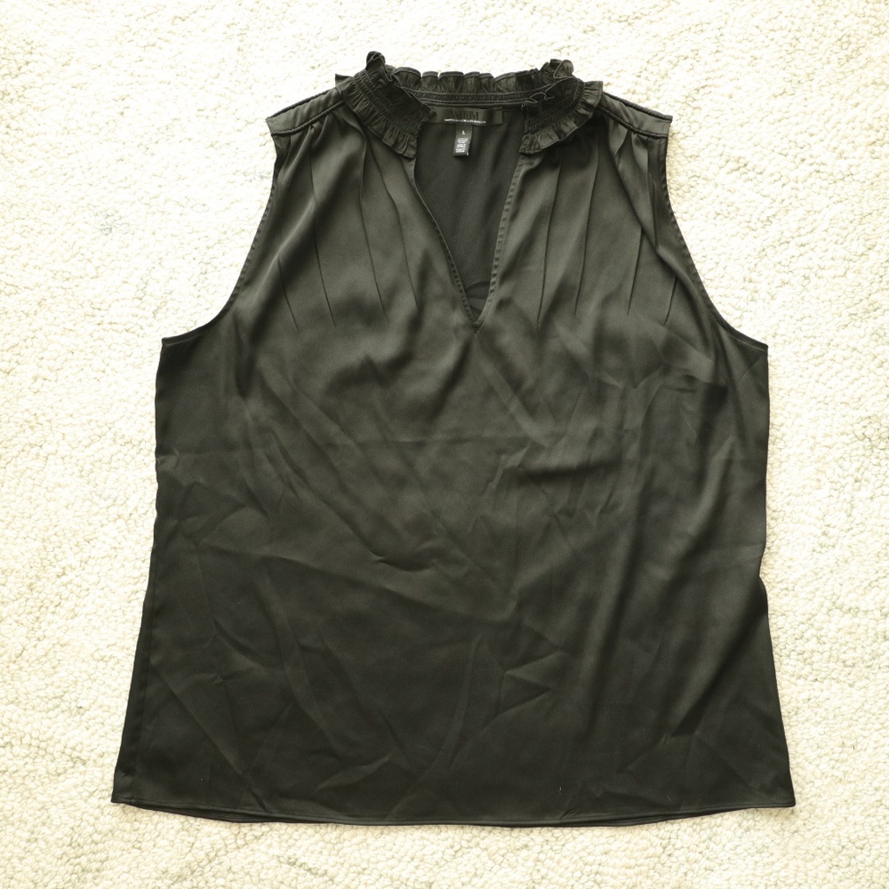 Cute Black Top with Ruffled Collar - L